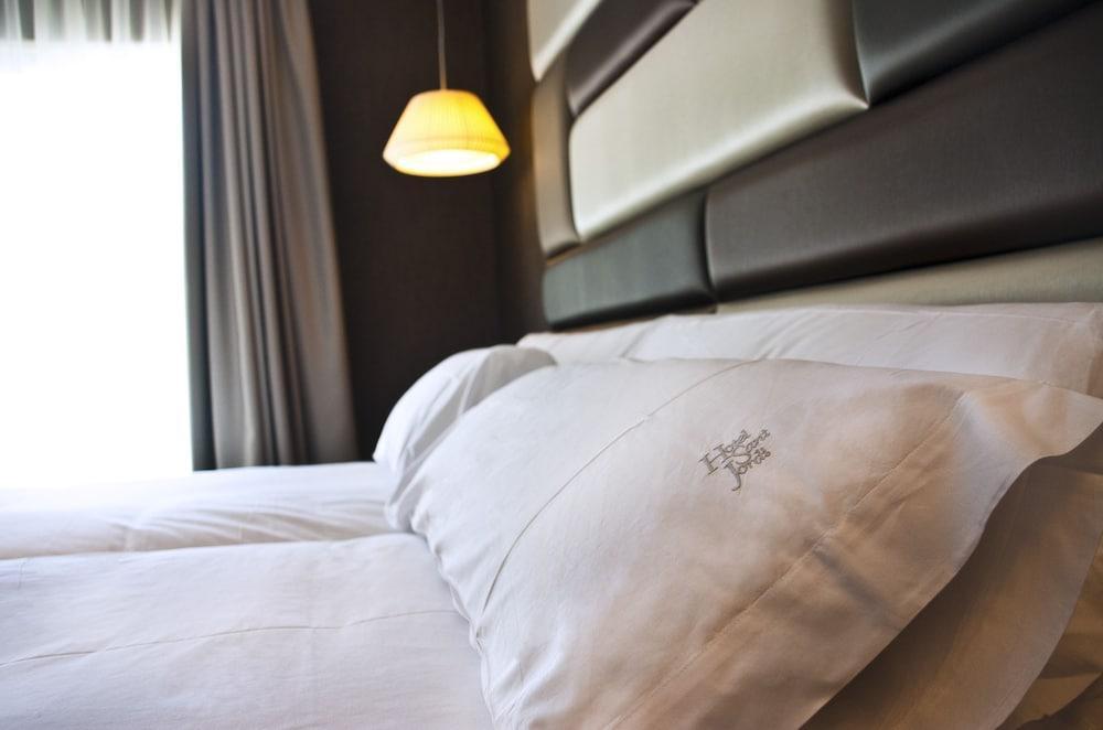 Sant Jordi Boutique Hotel Calella Esterno foto A pillow