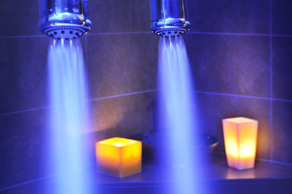 Sant Jordi Boutique Hotel Calella Esterno foto A shower with blue LED lighting