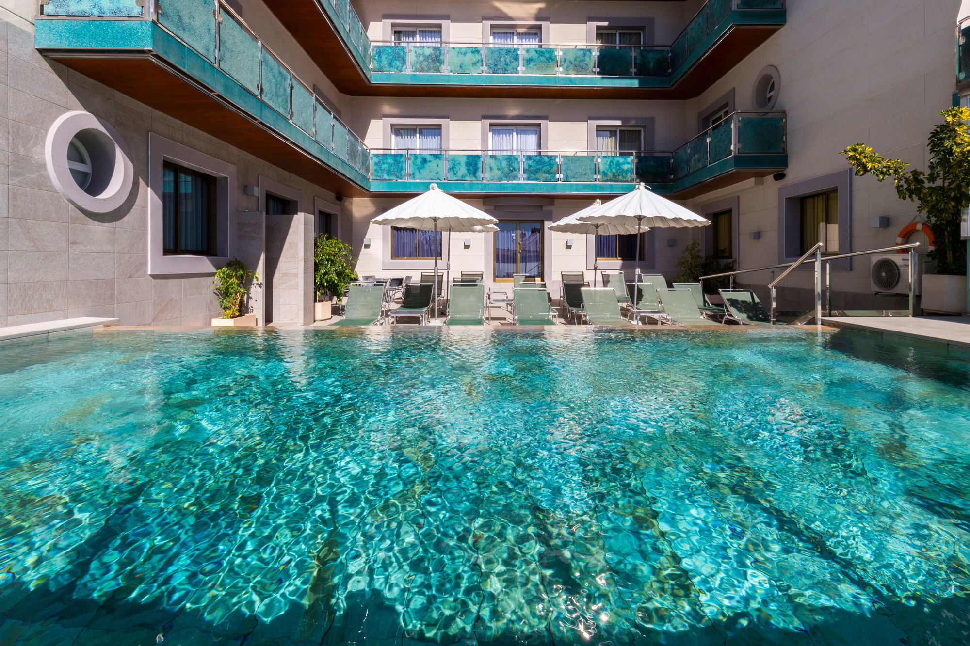 Sant Jordi Boutique Hotel Calella Esterno foto The pool at the hotel
